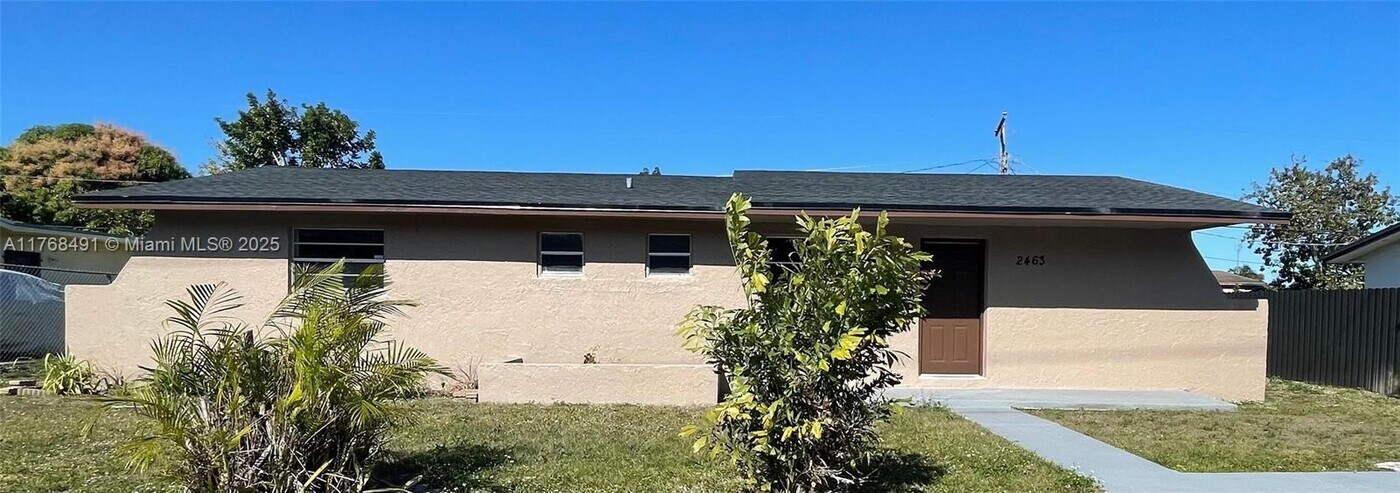 2463 NW 179th St in Miami Gardens, FL - Building Photo