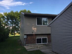 905 11th Ave SE in Valley City, ND - Building Photo - Building Photo