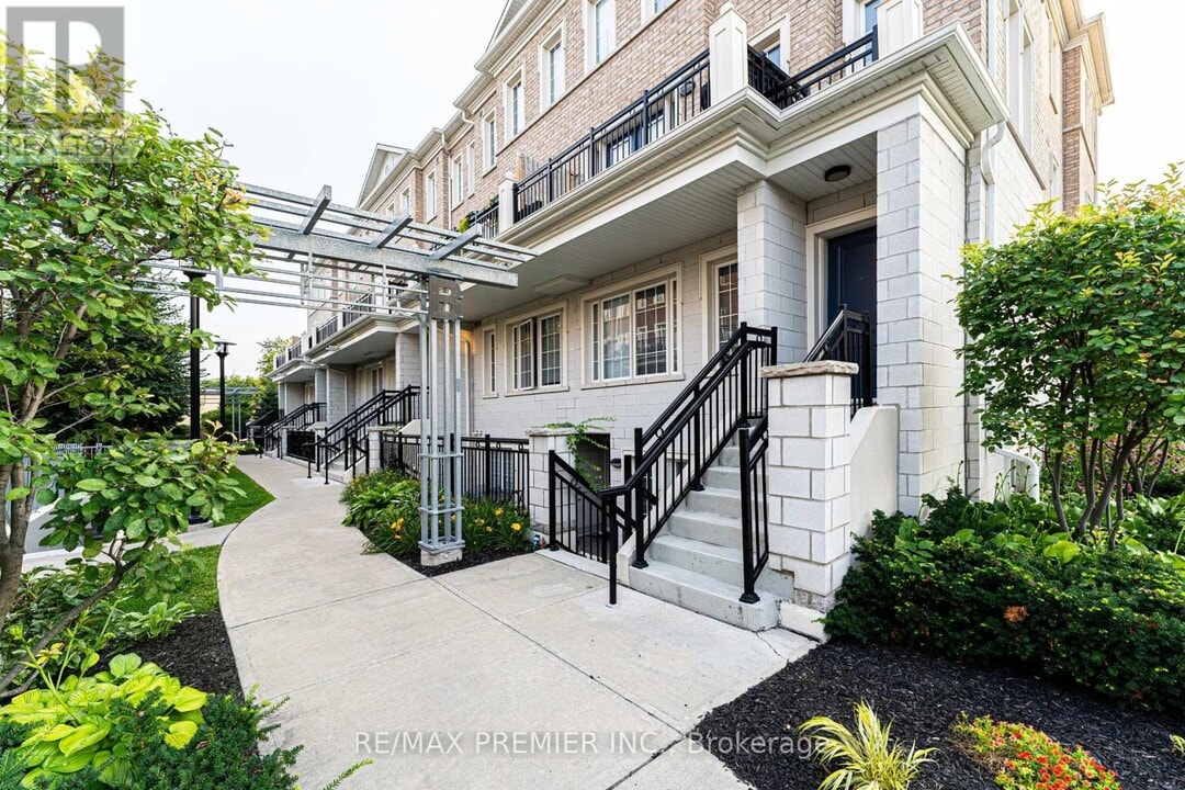 26 Bruce St in Vaughan, ON - Building Photo