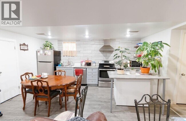 325 E 18th St in Hamilton, ON - Building Photo - Building Photo