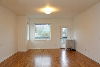 1555 N Willis Blvd, Unit 5 in Portland, OR - Foto de edificio - Building Photo