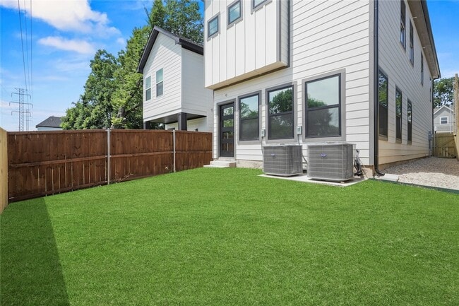 420 N Moore St, Unit 817 in Dallas, TX - Building Photo - Building Photo