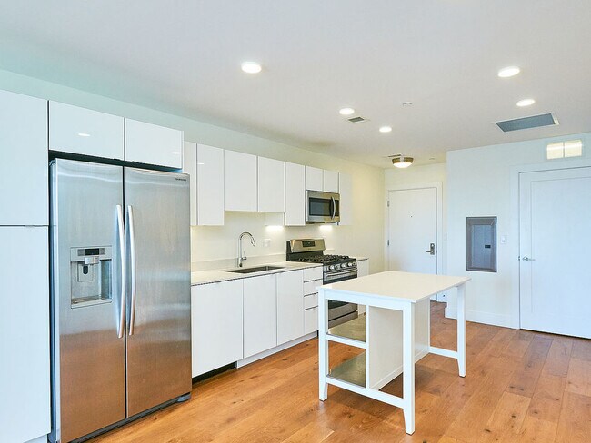 250 Meridian St, Unit 402 in Boston, MA - Building Photo - Building Photo
