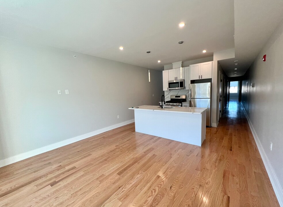 2423 W Thompson St in Philadelphia, PA - Building Photo