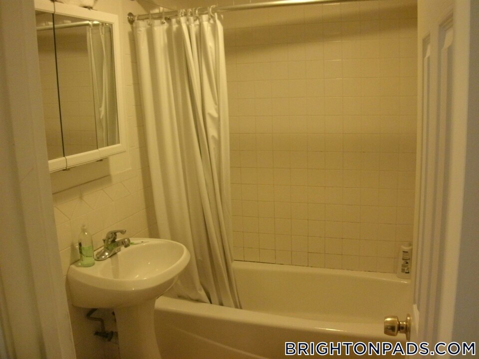 35 Cummings Rd in Boston, MA - Building Photo