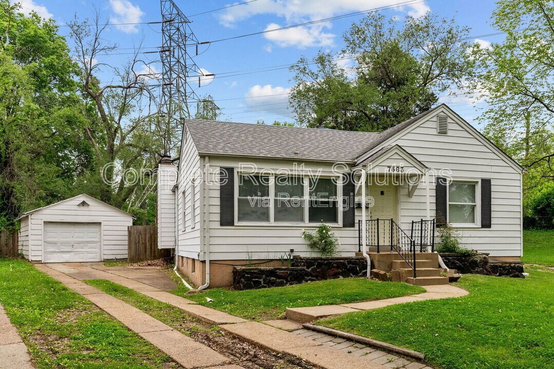 7563 Haywood Dr in St. Louis, MO - Building Photo