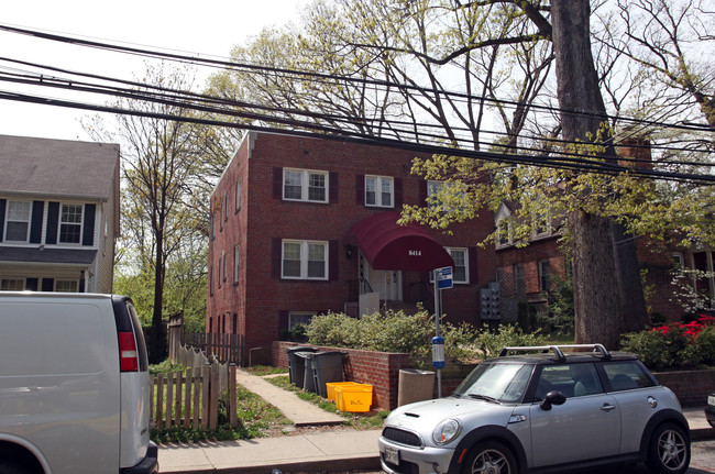 8414 Flower Ave in Takoma Park, MD - Foto de edificio - Building Photo