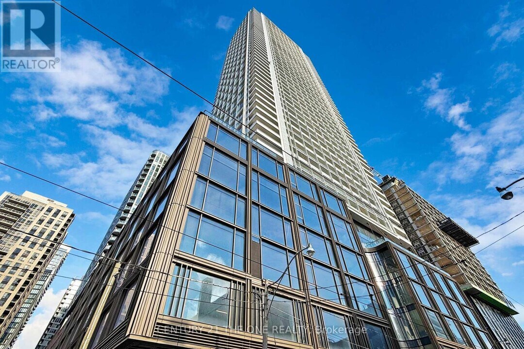 88 Queen St E in Toronto, ON - Building Photo