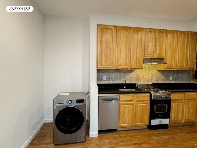 350 E 89th St in New York, NY - Building Photo - Building Photo