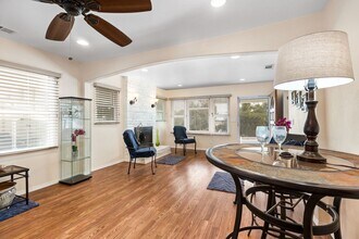 8495 Valley Flores Dr in Los Angeles, CA - Foto de edificio - Building Photo