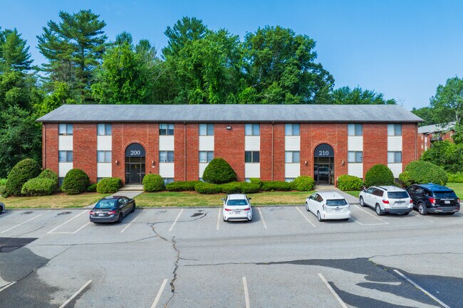 Skyline Commons in Dracut, MA - Foto de edificio - Building Photo