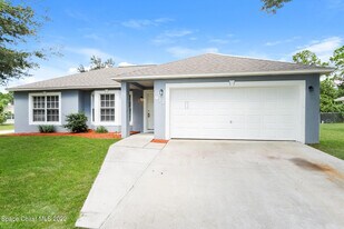 933 Carver Rd SE in Palm Bay, FL - Building Photo