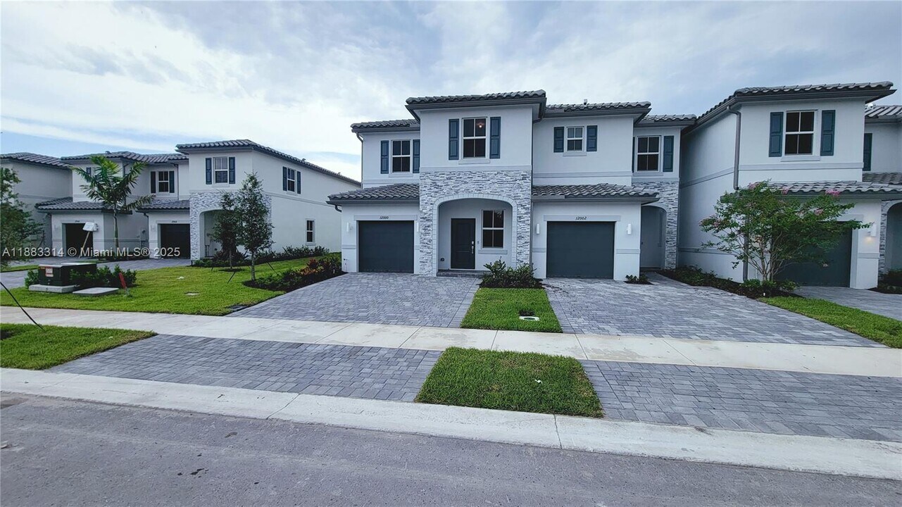 12010 NW 47th Manor in Coral Springs, FL - Foto de edificio