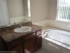 12110 Egret Ln in Walled Lake, MI - Building Photo - Building Photo