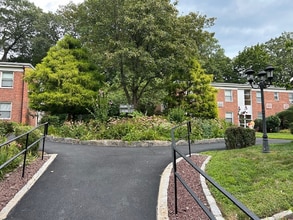 2 Wildwood Rd in Hartsdale, NY - Building Photo - Building Photo