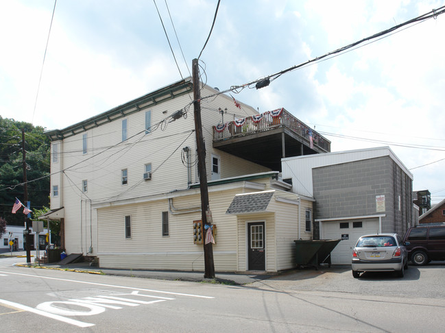 2 E Sunbury St in Minersville, PA - Building Photo - Building Photo