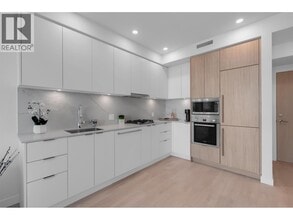 537 Cottonwood Ave in Coquitlam, BC - Building Photo - Building Photo