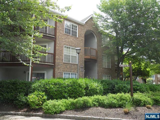 233 Village Cir Dr in Fort Lee, NJ - Foto de edificio