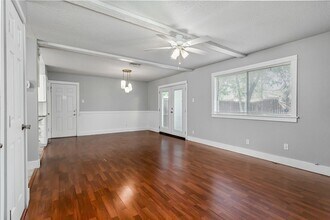 2121 Travis Dr in Carrollton, TX - Foto de edificio - Building Photo