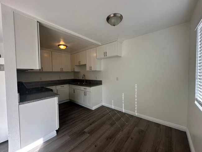 16121 Clark Ave, Unit 2 in Bellflower, CA - Foto de edificio - Building Photo