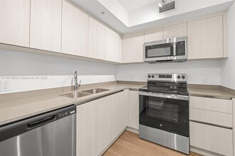 1500 Bay Rd, Unit M-1025 in Miami Beach, FL - Building Photo - Building Photo