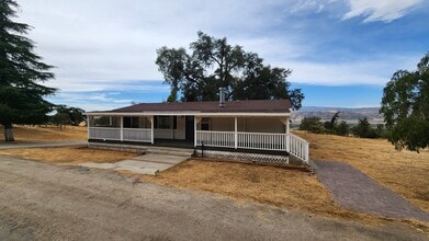 18400 Pellisier Rd in Tehachapi, CA - Building Photo - Building Photo