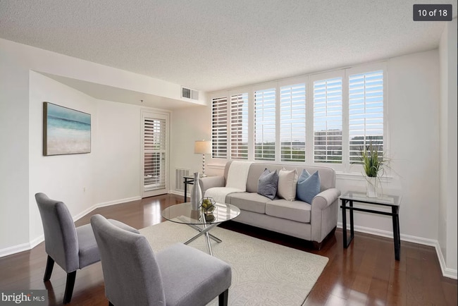 10101 Grosvenor Plz, Unit 714 in Rockville, MD - Foto de edificio - Building Photo