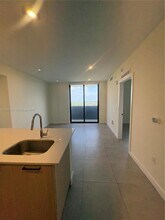 16395 Biscayne Blvd in North Miami Beach, FL - Foto de edificio - Building Photo