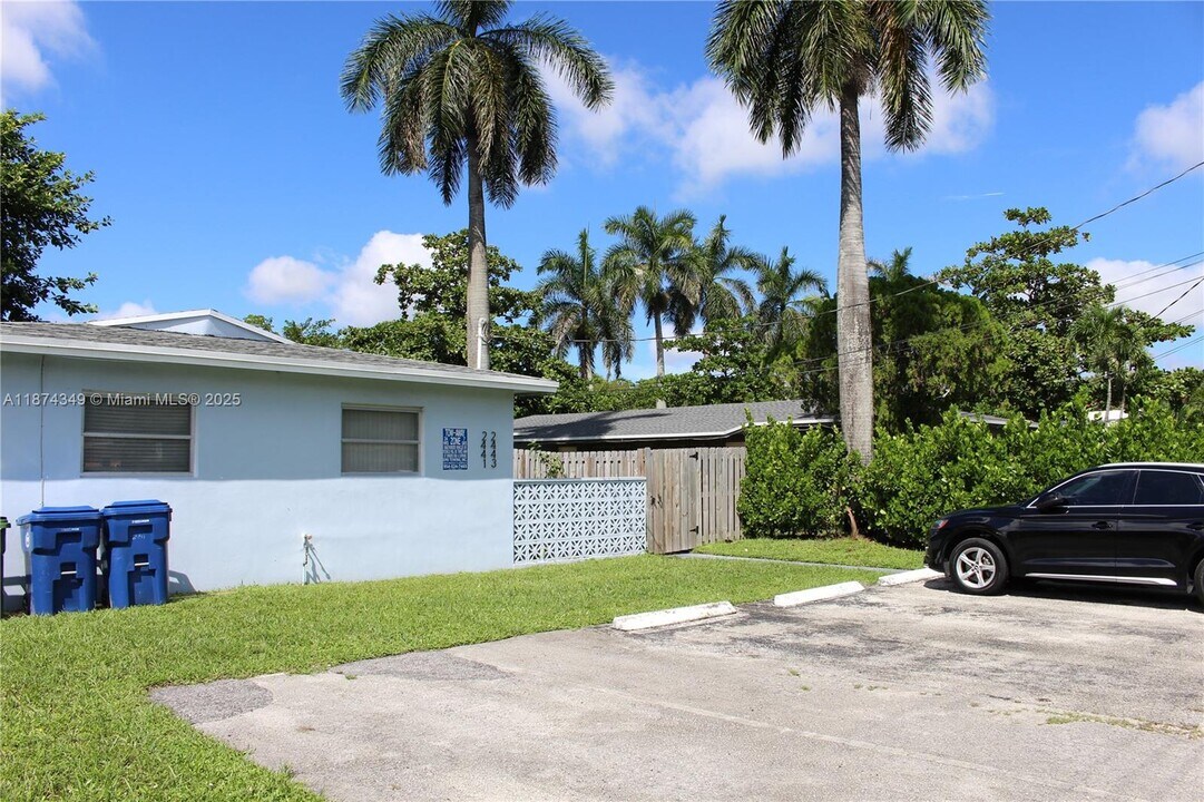 2441 NW 9th Terrace in Wilton Manors, FL - Building Photo