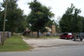5498 Barcelona St in Milton, FL - Foto de edificio - Building Photo
