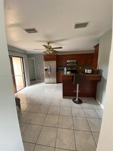 425 NE 172nd St in North Miami Beach, FL - Building Photo - Building Photo