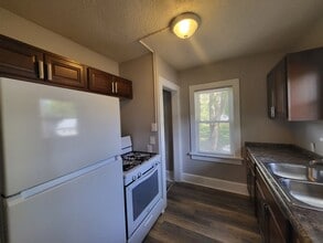3916 Cambridge St in Des Moines, IA - Building Photo - Building Photo