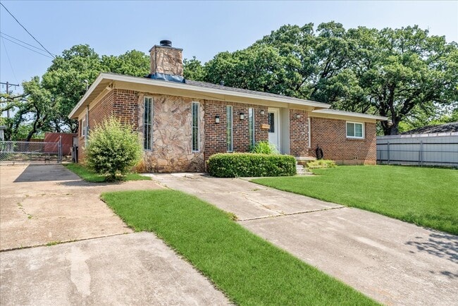 2513 Rodeo St in Fort Worth, TX - Foto de edificio - Building Photo