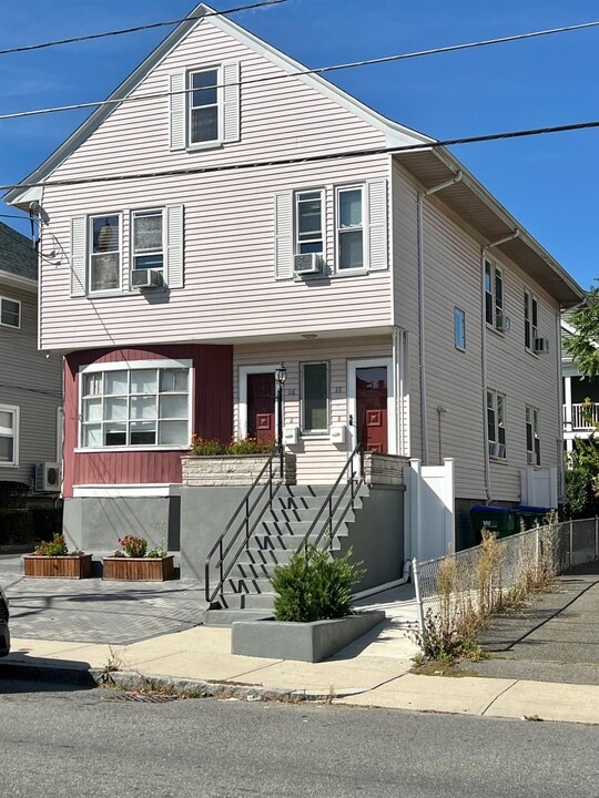 18 Alexander Ave, Unit 2 in Medford, MA - Foto de edificio