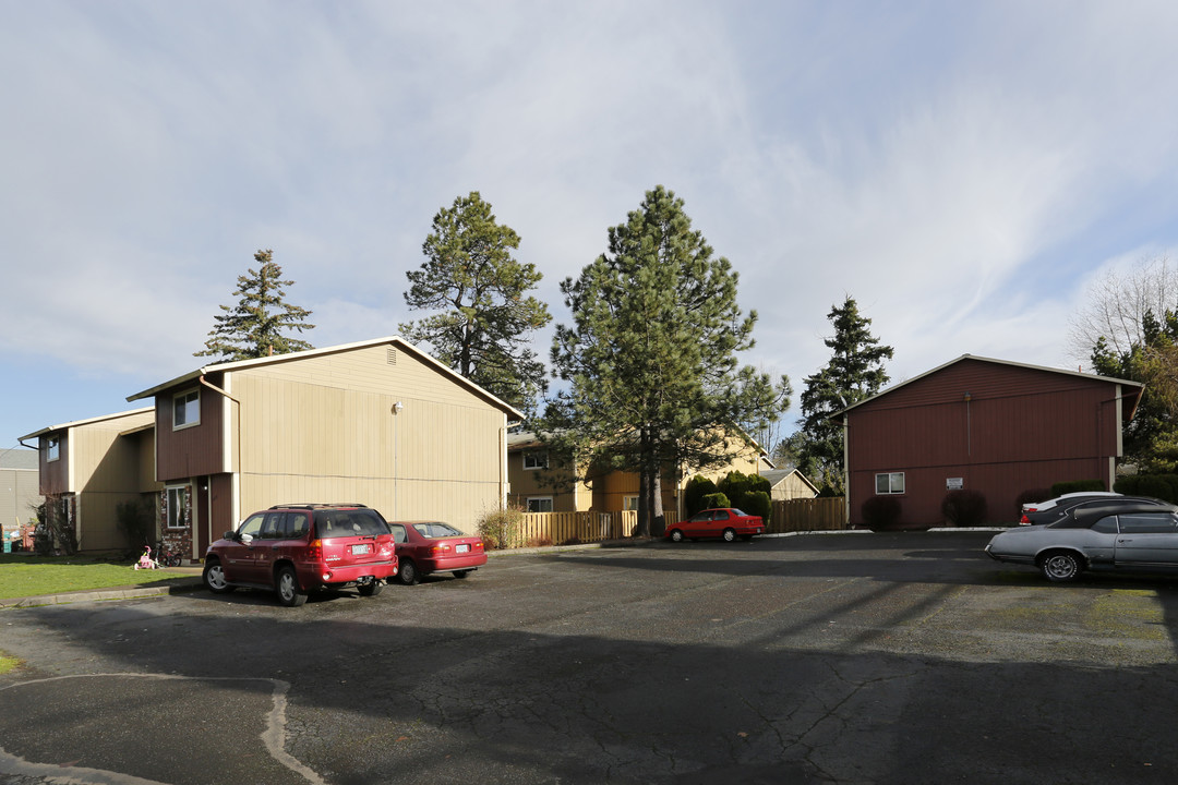 2545-2571 SE Courtney Rd in Milwaukie, OR - Building Photo