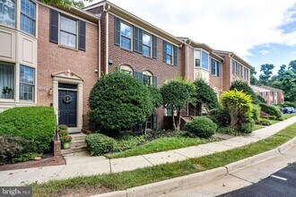 6867 Williamsburg Pond Ct in Falls Church, VA - Building Photo - Building Photo