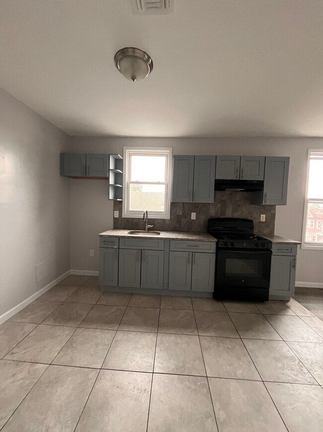 89 Pearsall Ave, Unit 5