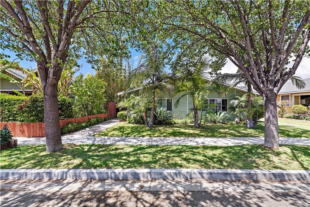 329 Orizaba Ave in Long Beach, CA - Building Photo