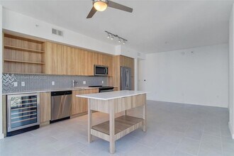 2150 N Bayshore Dr, Unit 2001 in Miami, FL - Building Photo - Building Photo