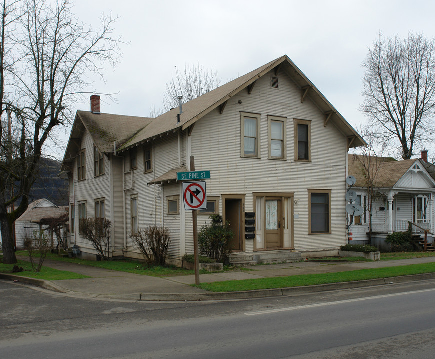 968 SE Pine St in Roseburg, OR - Building Photo