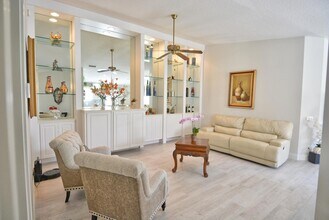 1020 SW Balmoral Trce in Stuart, FL - Foto de edificio - Building Photo