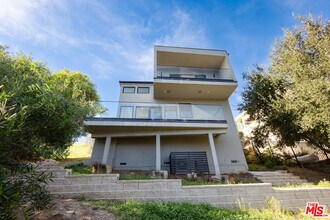 26349 Fairside Rd in Malibu, CA - Building Photo - Building Photo