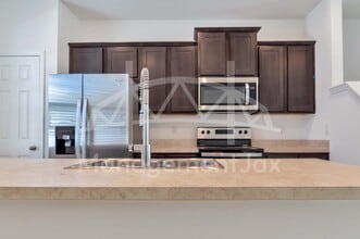 8335 Asteroid St in Jacksonville, FL - Building Photo - Building Photo