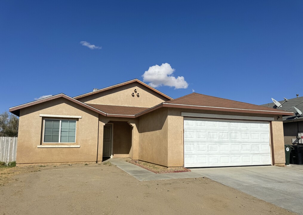 11726 Pepperwood St in Victorville, CA - Foto de edificio