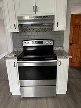 6 Spring St, Unit 6 in Enfield, CT - Building Photo - Building Photo