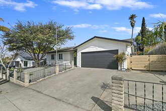 416 Gail Dr in Vista, CA - Building Photo - Building Photo