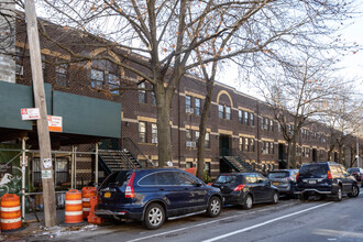 120 Freeman St in Brooklyn, NY - Foto de edificio - Building Photo