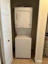 888 Douglas Rd in Coral Gables, FL - Foto de edificio - Building Photo