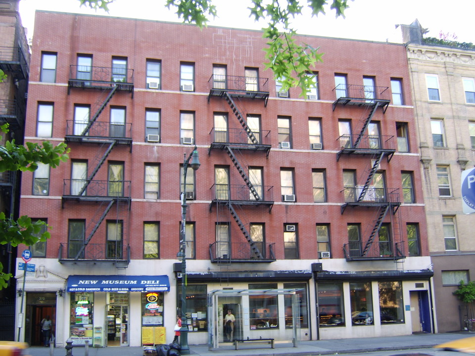 370 Columbus Avenue in New York, NY - Building Photo