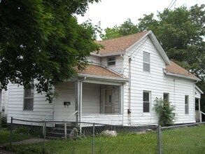 1009 Adrian in Jackson, MI - Building Photo - Building Photo